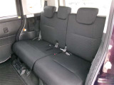 大人でも十分な後席空間です。近場はもちろん、長距離の移動でも楽ですね!