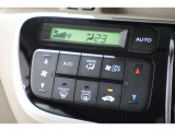 フルオートエアコンが装備されています!お好みの温度設定をするだけでエアコンの風量やモードの切り替えを自動でコントロールしてくれます!ユーザーの操作が少なく燃費走行にもつながります!
