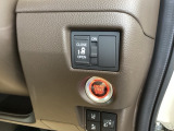 パワースライドドアの開閉はスマートキーのリモコンやドアノブは勿論、運転席側のスイッチ操作でも開閉ができ、安全・簡単です。