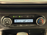 作動状態が一目でわかる液晶ディスプレイ付きAUTOエアコンを装備しています♪室内の温度を設定するとセンサーが室温を感知して、温度、風量を自動的にコントロ-ルして快適な空間を作ってくれます!