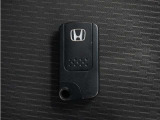 ◆スマートキー◆カギをバッグやポケットに入れたままでもドアロックの開閉ができる『スマートキー』付き!雨天や暗くなってもカギを取り出す必要がなくドアの開錠&エンジンも始動できます