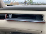 車検証や貴重品、小物を収納できます。