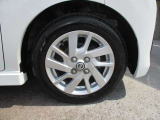 日産純正のアルミホイールが装着されてます。ボディデザインとマッチしておりおしゃれです。