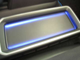 運転席、助手席間にはe-P小型のテーブルがあり、e-POWERらしい青いLEDが仕込まれています。夜間、スマホや財布等の置き場にお使い頂くと置き場所が一目で分かりますので便利ですよ!