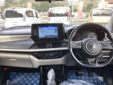 インターフェースは運転席に向かってオフセットされて操作しやすくなっています。
