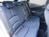 後部座席も広々スペースです。大きな座面でリクライニング無しでもゆったりロングドライブをお楽しみいただけます。