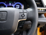 レーダークルーズコントロール(全車速追従機能付)付きです。車速に応じて追従支援してくれるので、ロングドライブも快適です。詳細は販売店スタッフまでおたずねください。