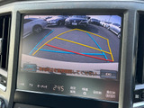 カラーバックカメラが付いています!バックにギアを入れると、後方視界が自動的にマルチ画面に映し出されます!夜も明るく見えますので、すごく便利!!一度使うとカメラ無しには乗りたくない程!