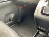 助手席の足元です。一緒に乗る方もリラックスしてお乗りいただける構造です