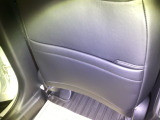 【収納】後部座席収納。散乱しがちな小物を収納するのに便利です。お子様のおもちゃやティッシュボックス、書類等様々なものの収納が可能です。