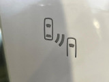 【ブラインドスポットモニター】走行中、ドアミラーの死角になりやすい箇所に後続車が接近するとサイドミラーのレンズに警告を表示!ドライバーに注意喚起をしてくれます。