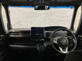 操作性に優れた運転席となります!小物入れや各ボタンの配置にこだわり、使いやすいです!座り心地もよく視認性も良好なのでロングドライブもお任せ下さい!