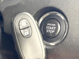 【キーレススタートシステム】カバンやポケットに入れたままでもドアの施錠・解錠が可能なスマートキーを装備。エンジンのオン・オフ時もカギを取り出す必要が無いからとっても便利です♪