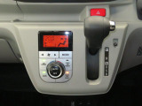 オートエアコンで暑い夏も寒い冬も快適な車内で運転出来ます。