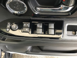運転席ドアには、ドアミラーの角度調整スイッチとパワーウインドウスイッチを配置。手元で直感的に操作でき、運転中の使い勝手を高めています。