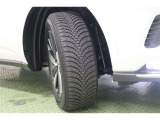 タイヤサイズ 225/60R18。乾いた路面はもちろん、濡れた路面でも十分なブレーキ性能を発揮する【オールシーズンタイヤ】を装着しています。