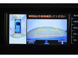 パノラミックビューモニター付きです。車両を上から見たような映像をディスプレイオーディオ画面に表示。運転席からの目視だけでは見にくい、車両周辺の状況をリアルタイムでしっかり確認できます。