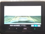 【バックカメラ】運転が苦手な方も車庫入れラクラクです!ギアをリバースに入れれば自動的に切り換わりますので、面倒な操作は不要です♪狭い駐車場もお車を傷つけず安心ですね!
