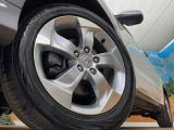 【純正アルミホイール】外観にマッチした純正アルミホイールを装着しております。各種社外アルミホイールや、スタッドレスタイヤも取扱いしております。是非ご相談ください♪