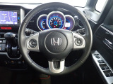 ハンドル左側にはオーディオ操作が出来るオーディオリモートコントロールスイッチ、右側にはHonda SENSINGとオートクルーズコントロールのスイッチを装備!