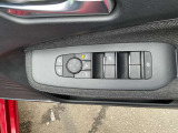 パワーウィンドウとなっています。運転席はオートになっているのでワンタッチ開閉することが出来ます。