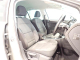 やや硬めの、ゆったりと座れるシートで、ロングドライブも快適です!!