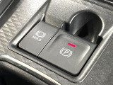 【電動パーキングブレーキ】パーキングブレーキは便利な電動式!ボタン一つで操作でき、アクセルを踏めば自動で解除されます♪レバーやペダルが無いので運転席廻りもすっきりしますね♪