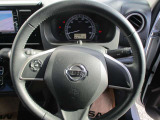 オーディオ操作も手元で出来るステアリングスイッチも付いています。
