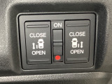 リアドアは乗り降りに便利な両側電動スライドドアです。また運転席に座っていながらスイッチ操作で自在にスライドドアを開け閉めできます。