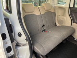 後部座席も気になるようなキズ・汚れやへたり等、大きなダメージはなく、良好な状態です。