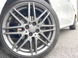 ●純正17インチアルミホイール:輸入車ならではの卓越した走りを支えるホイールと足回りです!日本車の走りに慣れている方にもぜひ体感して頂きたいほど、高いレベルでまとまっています!