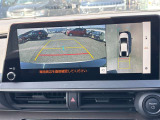 【パノラミックビューモニター】全方位モニターを装備し、車両の周囲を上空から見下ろすように映像で確認可能。駐車や狭い道での操作をサポートし、安全性を高めます。
