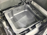 【シートアンダーボックス】シートの下に大容量の収納スペースが備わっており、靴や洗車グッズなど、外から見られたくないものをすっきり収納できて便利!