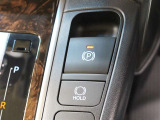「HOLD」スイッチを押し、システムONの状態にしておくことで、渋滞や信号待ちなどでブレーキを踏んで停車した時にブレーキを保持。アクセルを踏むと解除されます。