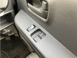 パワーウィンドウです!運転席でラクラク操作できます。