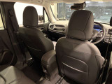 後部座席も広々としたレザーシートになっております。