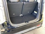 後席を倒さなくても、ゆとりある荷室。
