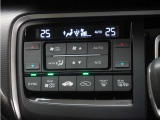 フルオートエアコン搭載。好みの温度に設定するだけで、風向や風量を自動でコントロール!いつでも快適な車内環境に。