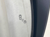 【後方車輛検知】走行中、ドアミラーの死角になりやすい箇所に後続車が接近するとサイドミラー付近に警告を表示、ドライバーに注意喚起をしてくれます。