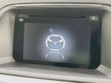 【マツダコネクトナビ】車内の雰囲気にマッチした一体型タイプのナビ。各種車輌設定やBluetooth再生等、様々な機能が楽しめます。直感的なダイヤル操作が可能で、使い勝手も良好です。