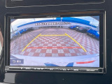 【バックカメラ】駐車時に後方がリアルタイム映像で確認できます。大型商業施設や立体駐車場での駐車時や、夜間のバック時に大活躍!運転スキルに関わらず、今や必須となった装備のひとつです!