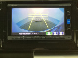 バックでの車庫入れも安心です! リアカメラが付いているバックモニター付のナビを装備しております。操作線もついており距離感も画面から確認できます。
