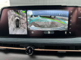 アラウンドビューモニター。上空から見下ろしたような映像が映し出されるので、駐車をスムースに行えます。(フロント)