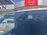 フロントガラスの上部には衝突軽減ブレーキの装置も付いており、より安全に運転を楽しんでいただくことができます。
