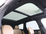 屋根一面まるごととも言える特大サイズのチルトアップ機構付電動パノラマ・ガラス・サンルーフ。晴天時はもちろん、雨天・曇天時にもシェードを開けることで常に開放的な車内空間を実現させてくれます。
