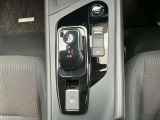 操作しやすいシフトレバー。電子パーキングでオートホールドにも対応。ワンペダルドライブモードもあります。