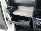 グローブボックスは充分な収納スペースになっております☆