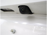 バックカメラが付いているので後方確認が非常にしやすいです。今や運転初心者も熟練者も必須装備!ついていて損はないですね♪