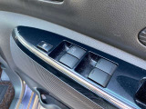 運転席側には、集合スイッチがあります.ドライバーは、ドアを、ロック&解除することや、助手席・後席のドアガラスを開閉することができたり出来る便利なスイッチパネルです。