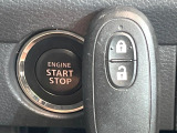 【キーレススタートシステム】カバンやポケットに入れたままでもドアの施錠・解錠が可能なスマートキーを装備。エンジンのオン・オフ時もカギを取り出す必要が無いからとっても便利です♪